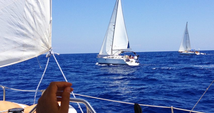 In barca a vela in flottiglia