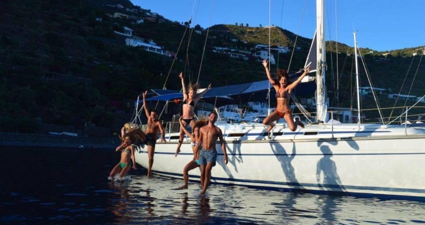 Una crociera tipo in barca a vela alle Isole Eolie
